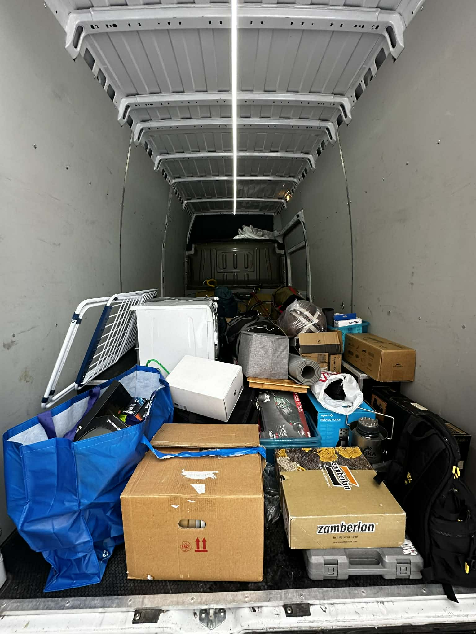 Wnętrze busa przygotowane do przeprowadzki